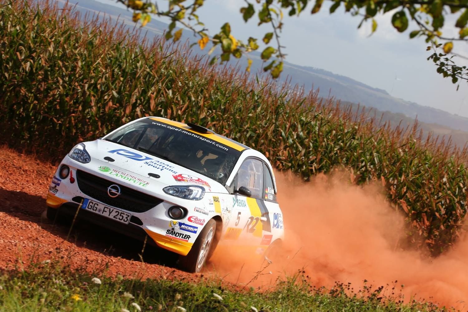Read more about the article Titelgewinn für das ADAC Opel Rallye Junior Team